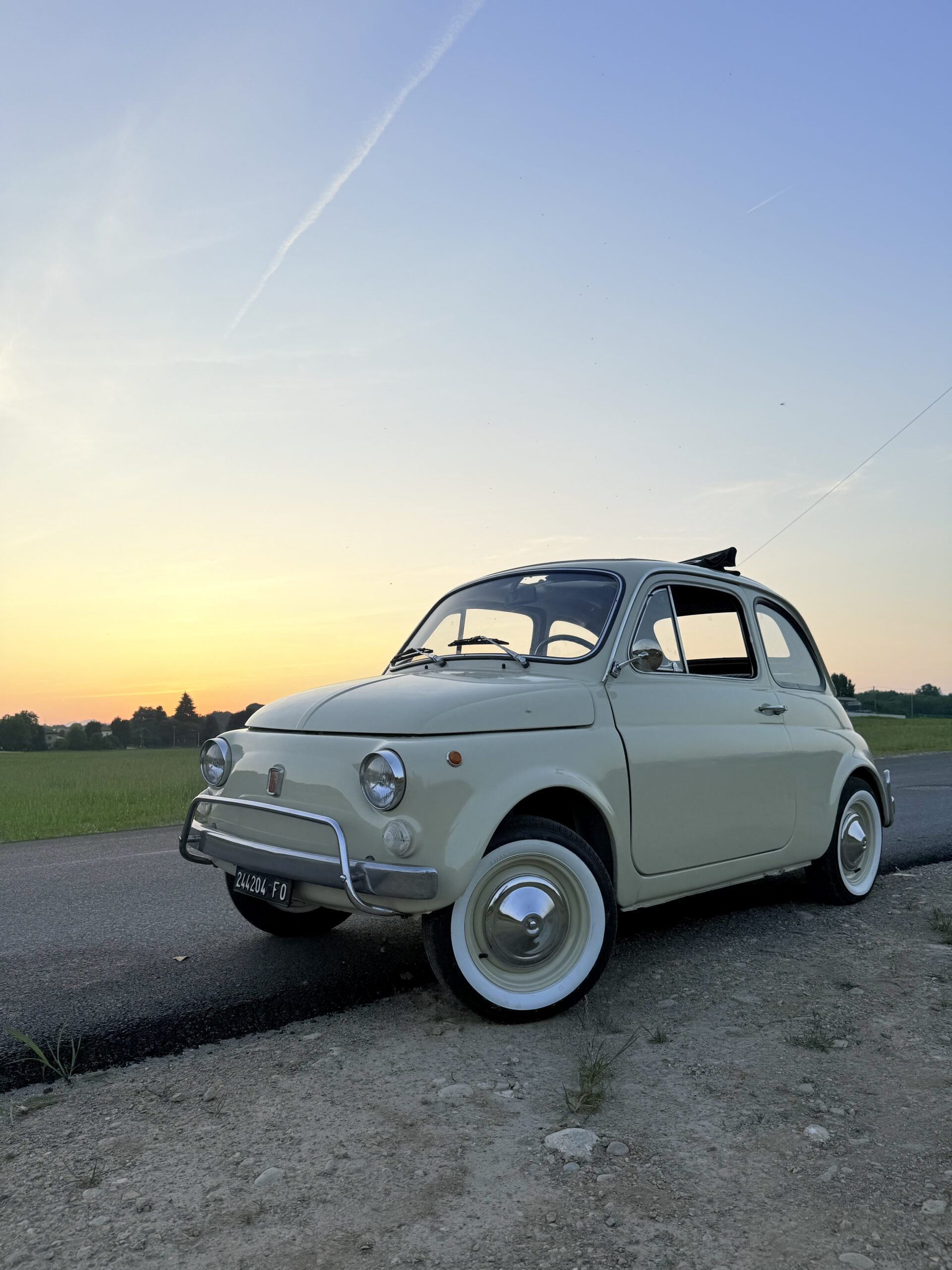 Fiat 500L vista tre quarti anteriore al tramonto in campagna