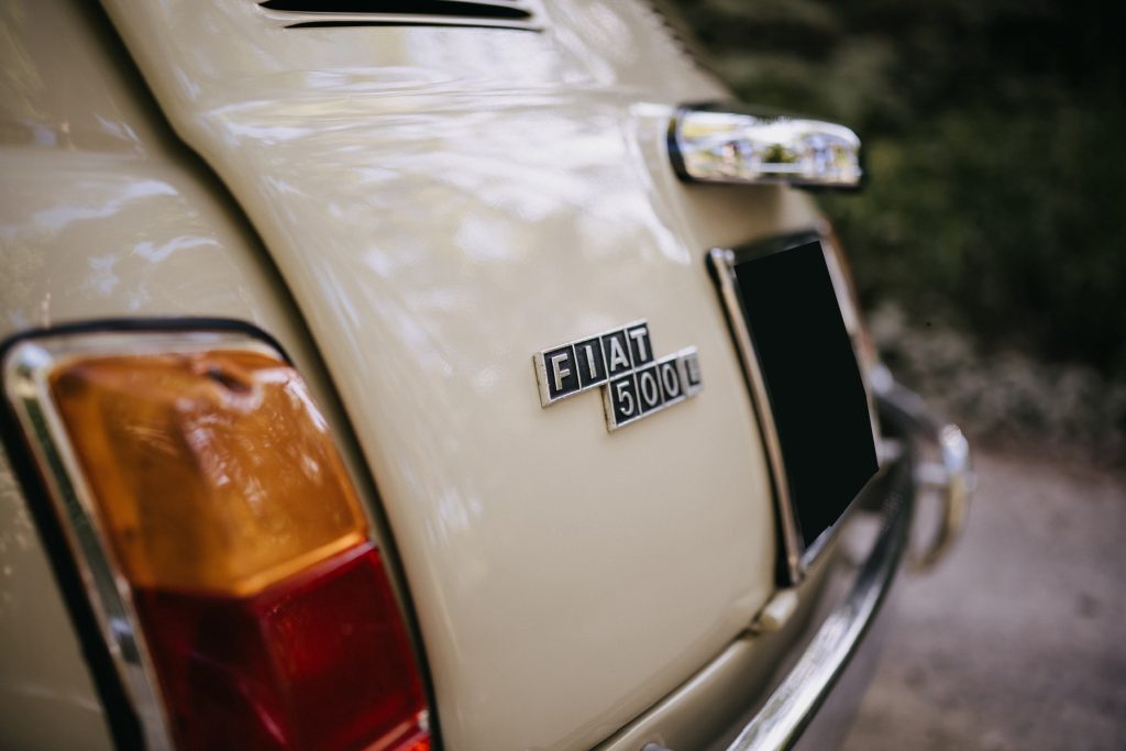 Dettaglio del posteriore della Fiat 500L con logo Fiat e fanale