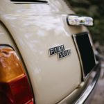 Dettaglio del posteriore della Fiat 500L con logo Fiat e fanale