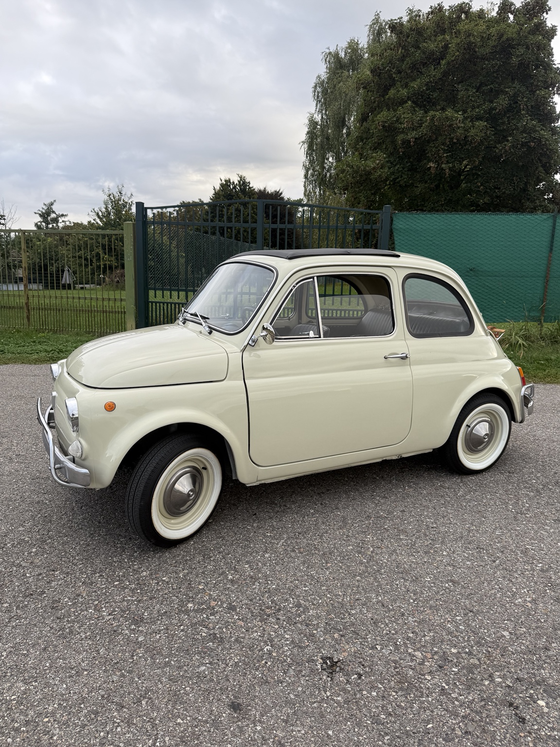 Fiat 500L color avorio restaurata, vista laterale