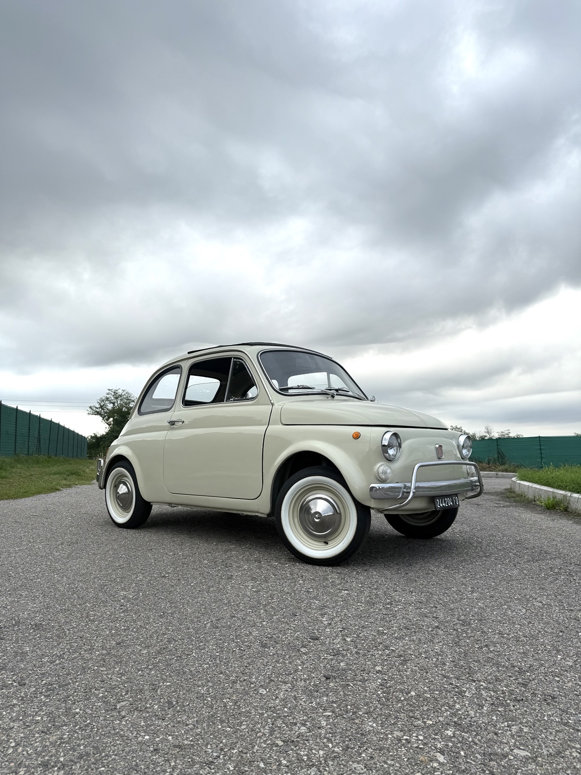 Fiat 500L color avorio restaurata, vista tre quarti anteriore