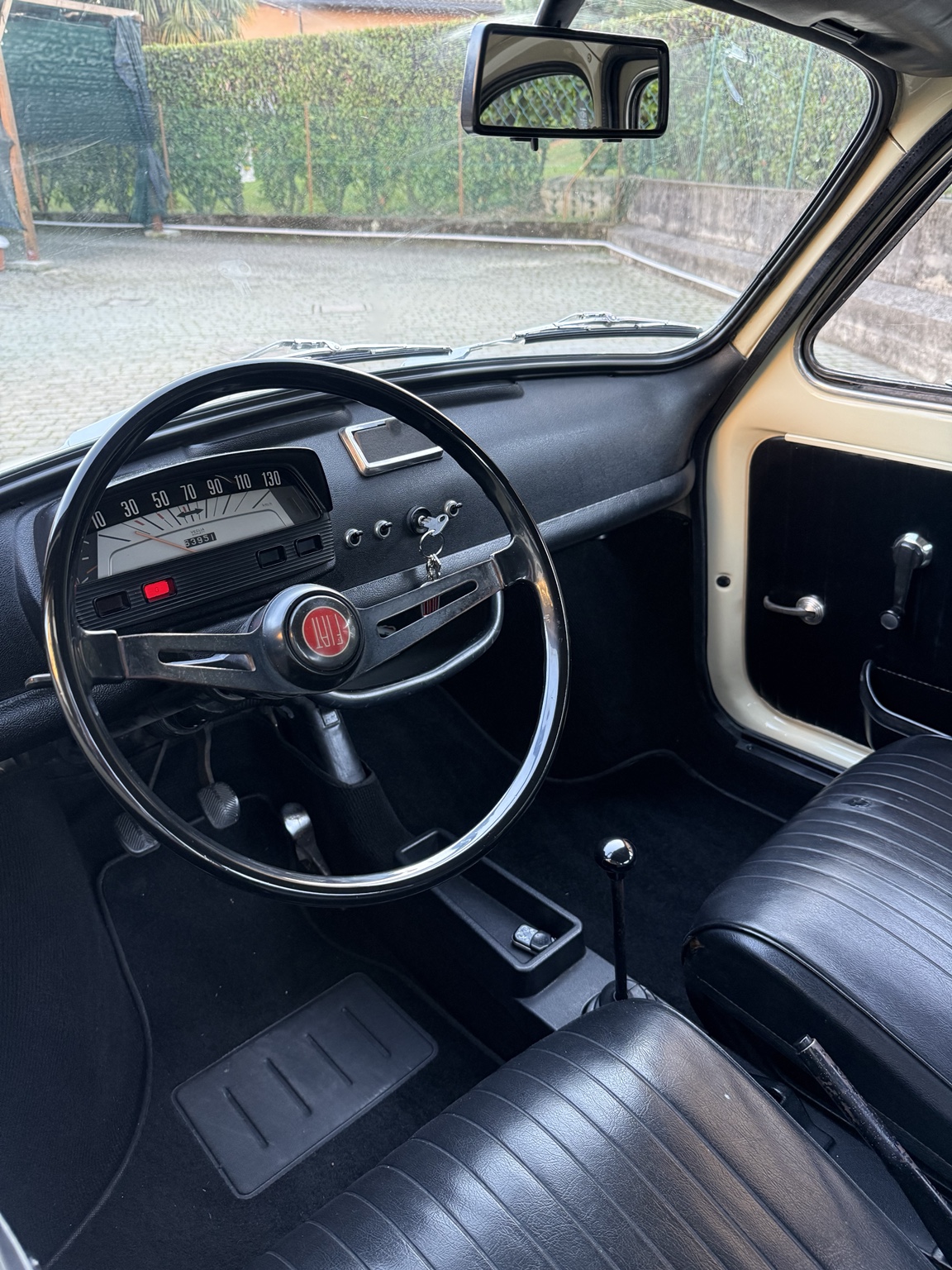 Interno della Fiat 500L: volante e cruscotto originali, non ancora restaurati