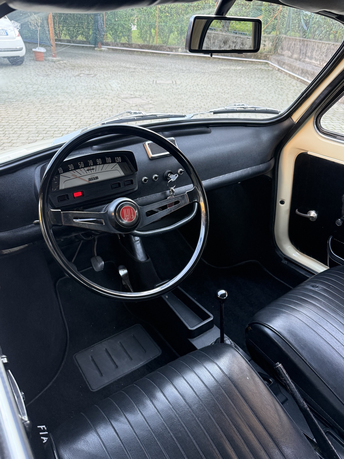 Interno della Fiat 500L: volante e cruscotto originali, non ancora restaurati