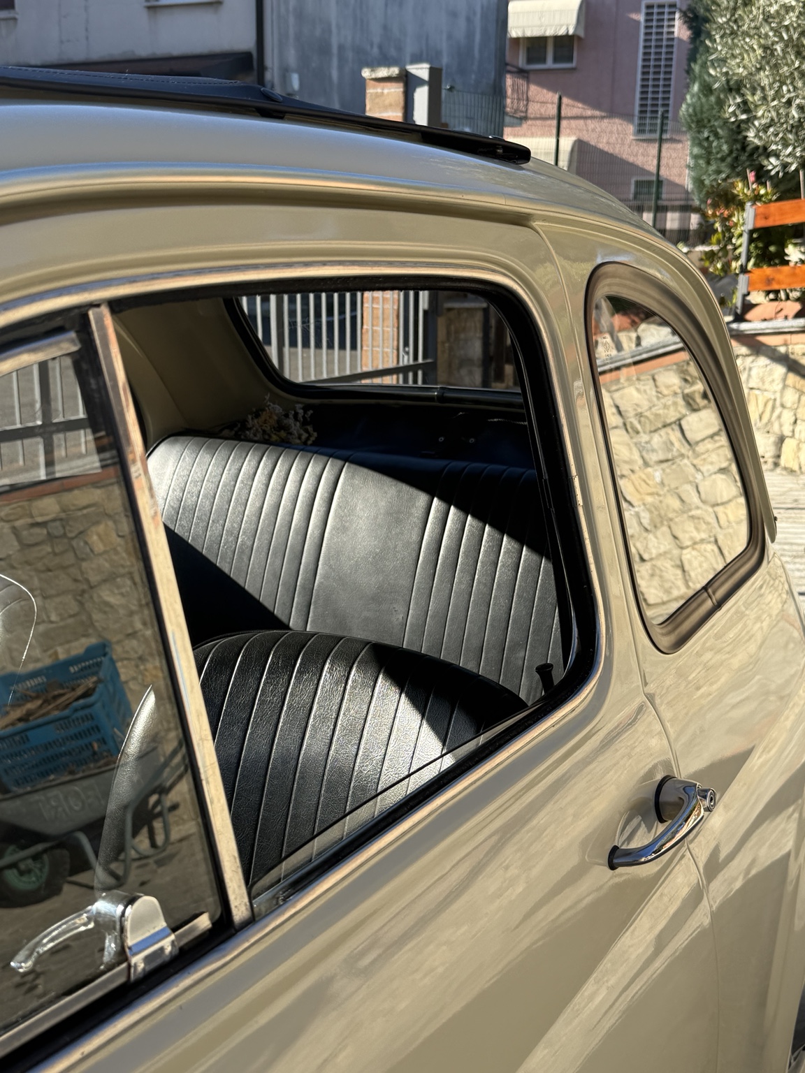 Dettaglio del finestrino posteriore della Fiat 500L con i sedili originali
