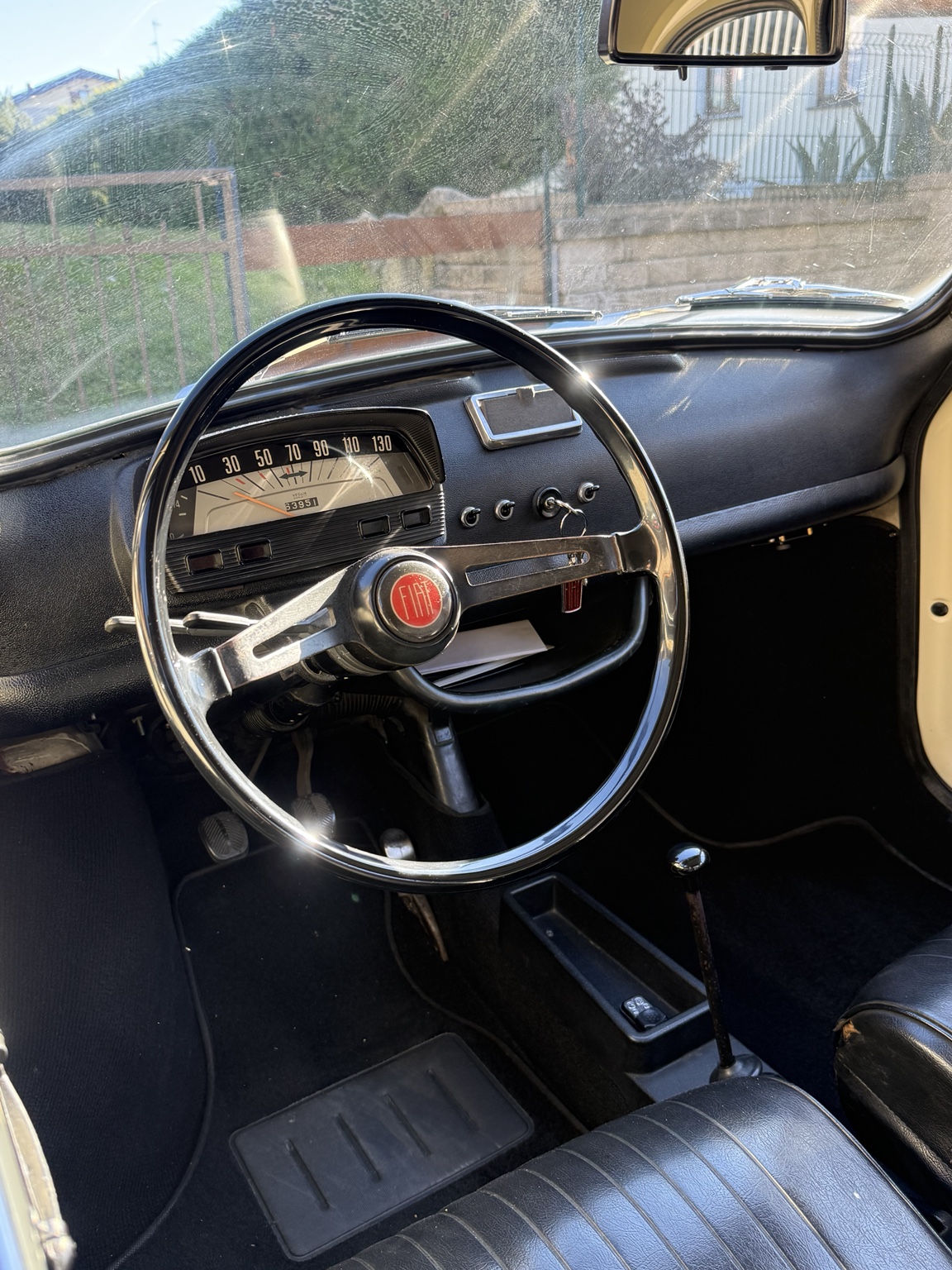 Interno della Fiat 500L: dettaglio del cruscotto e del volante originali
